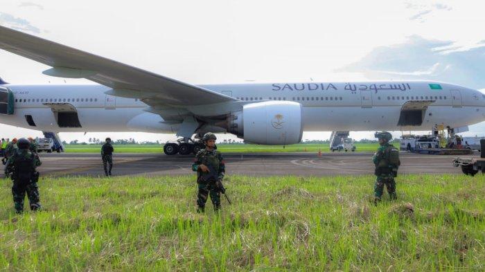 DIJAGA TNI - Sejumlah anggota TNI ikut melakukan evakuasi terhadap ratusan penumpang pesawat Saudi Arabian Airlines yang mendarat darurat di di Bandara Internasional Kualanamu, Deli Serdang, Sumatera Utara, pada Selasa (17/06/2025) karena diancam bom.