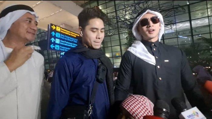 Verrell Bramasta (kanan) bersama sang adik, Athalla Naufal (tengah), dan ayahnya Ivan Fadilla (kiri).