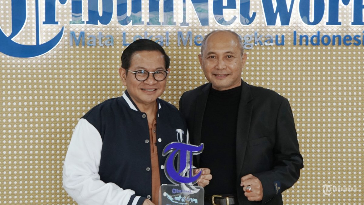 Bakal Calon Gubernur Jakarta Pramono Anung (kiri) melakukan sesi foto usai wawancara khusus dengan Direktur Pemberitaan Tribun Network Febby Mahendra Putra (kanan) di Studio Tribun Network, Jalan Palmerah Selatan, Jakarta Pusat, Sabtu (31/8/2024). TRIBUNNEWS/LENDY RAMADHAN