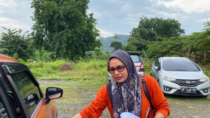 LAPORAN PALSU GURU - Rosma Yulita (46), warga Batam yang mengaku menjadi korban pencurian uang Rp210 juta saat parkir mobil depan KFC Tiban, Sekupang, Kota Batam, Kepulauan Riau, pada Senin (14/7/2025) lalu. Polisi ungkap bahwa Rosma ternyata membuat laporan palsu. Keberadaan sang oknum Guru PNS tersebut diungkap rekan sesama pengajar. 