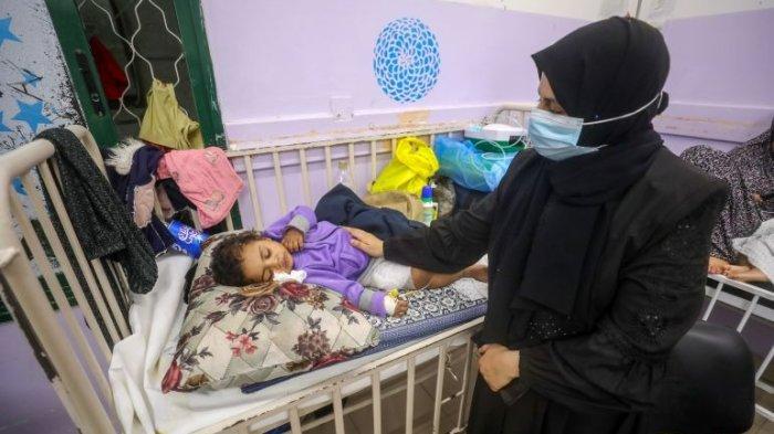 Yasmeen menghibur Melissa, satu-satunya anggota yang selamat dari serangan Israel di rumah keluarga