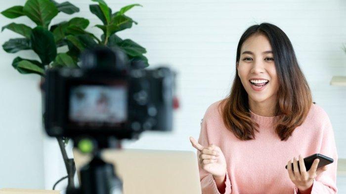 Mahasiswa membuat konten video di media sosial