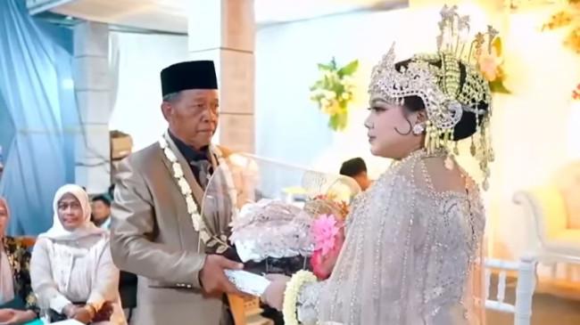 Sesumbar Mbah Tarman pada Keluarga Sheila: Selain Cek Rp3 M, Juga Ngaku Dekat dengan Bos Rokok