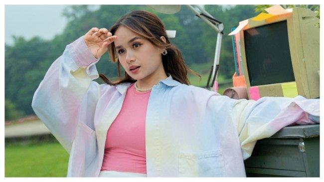 Chintya Gabriella Keranjingan Main Paddle Tennis di Sela-Sela Manggung
