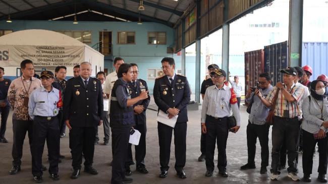 Menkeu Purbaya Minta Cek ke Lab Saat Sidak Kontainer Pakan Ternak di Tanjung Priok