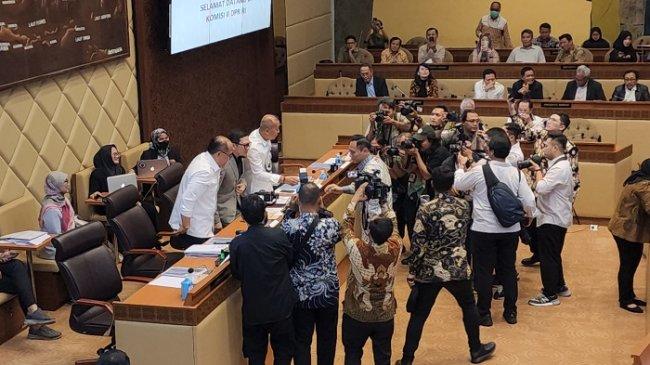 Momen AHY Hadiri Rapat Kerja Perdana di Komisi II DPR, Salami Semua Anggota Dewan yang Hadir
