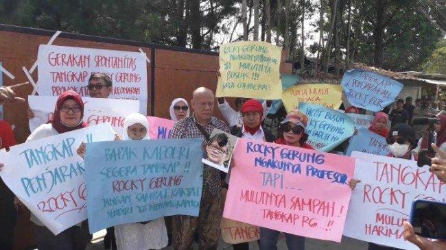 aksi-demo-di-rumah-rocky-gerung-di-kawasan-sentul-di-desa-bojongkoneng.jpg
