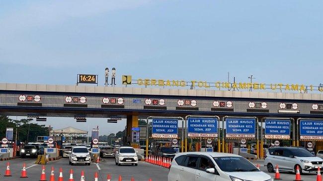 Antrean Kendaraan Mengular di Gerbang Tol Cikampek Utama, Arus Balik Masih Padat Sore Ini