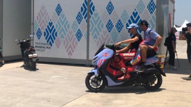 Momen Fabio Diggia Membonceng Alex Marquez setelah Alami Crash di FP1 MotoGP Mandalika 2023