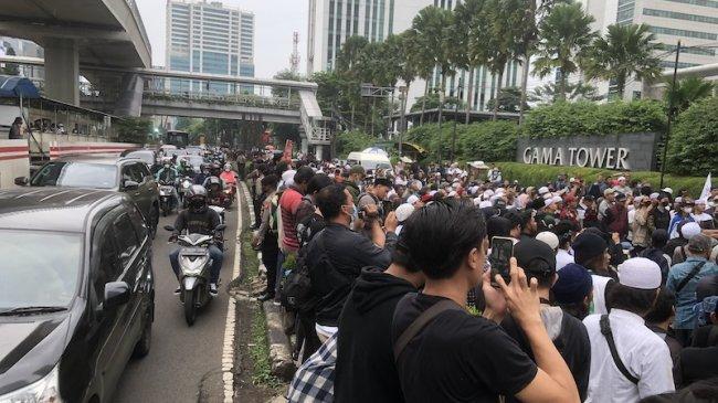 Demo 1706 Depan Kedubes India Masih Berlangsung, Arus Lalu Lintas Arah Mampang Macet