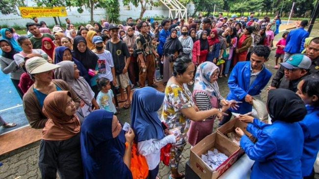 Mahasiswa Turun Tangan Bantu Warga Lewat Tebus Murah Bahan Pokok