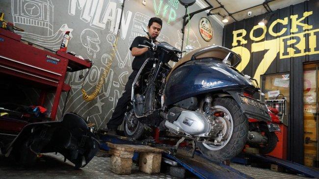 Tips Merawat Vespa Matik Saat Musim Hujan dan Banjir