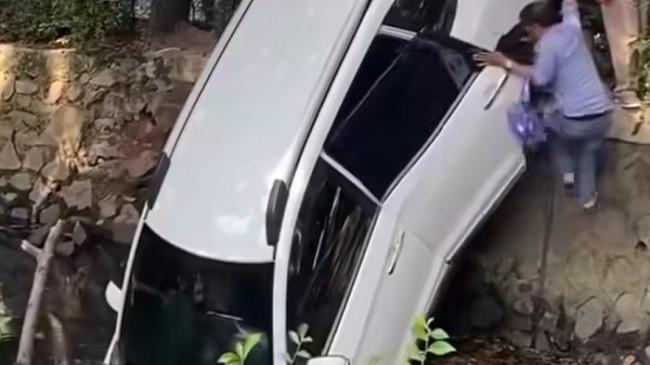 Pengemudi Diduga Salah Injak Pedal Gas, Mobil Terjun ke Kali di Kelapa Gading Jakarta Utara