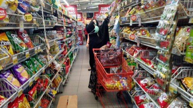 Fenomena Panic Buying Setelah Solo KLB Corona, Pembeli Borong Bahan Makanan di Supermarket