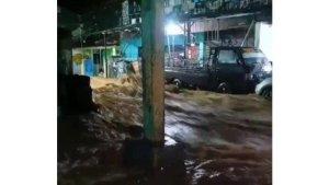 Banjir-Bandang-di-Lampung-3-Korban-Tewas.jpg