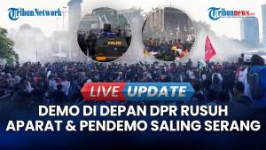 Demo di Depan DPR Ricuh, Pelajar Bawa Bambu Dipukul Mundur Polisi dengan Gas Air Mata