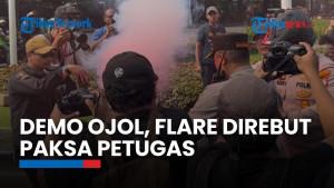 Demo Ojol, Polisi Rebut Paksa Flare Peserta Aksi