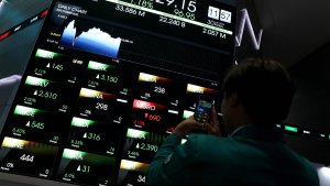 IHSG Anjlok ke Level 7.026 Imbas Pidato Donald Trump dan Lonjakan Harga Minyak Dunia