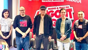 Lirik Lagu Nak... - Iwan Fals: Duduk Sini Nak Dekat Pada Bapak Jangan Kau Ganggu Ibumu