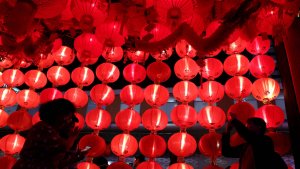 Jakarta Light Festival 2026: Ratusan Lampion Merah Hiasi Bundaran HI Jelang Imlek