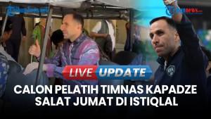 Kandidat Pelatih Timnas Indonesia Timur Kapadze Salat Jumat di Masjid Istiqlal