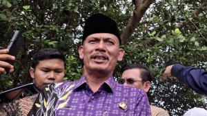 Kepala-Desa-Kohod-Arsin-saat-meninjau-area-pagar-laut-Tangerang.jpg