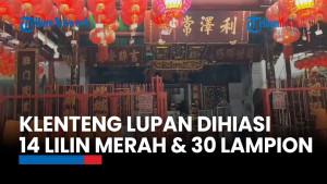 H-1 Imlek 2026, Klenteng Lupan Glodok Dihiasi 14 Lilin Merah dan 30 Lampion