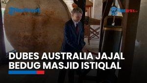 Saat Dubes Australia Rod Brazier Tabuh Bedug di Masjid Istiqlal