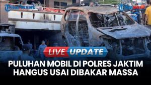 Puluhan Mobil Hangus Dibakar Massa di Polres Jakarta Timur, Kini Dipereteli Warga