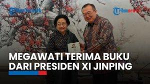 Presiden Xi Jinping Serahkan Buku Tata Kelola Pemerintahan Tiongkok Kepada Megawati