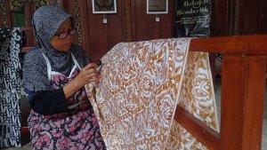 Pengrajin-batik-tulis-di-rumah-batik-Giri-Wastra-Pura.jpg