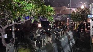 Pihak-kepolisian-memukul-mundur-demonstran-tolak-UU-TNI-dari-depan-Gedung-DPR-RI.jpg