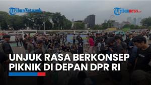 Unjuk Rasa Berkonsep Piknik di Depan Gedung DPR RI