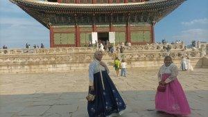 Wisatawan-yang-mengenakan-hanbok-tengah-berfoto-di-I-sdsdd.jpg