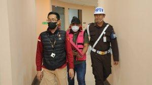 at-digiring-ke-mobil-tahanan-di-Lobi-Gedung-Bunda.jpg