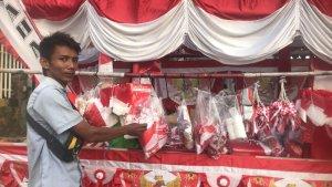 budin-pedagang-bendera-dan-perlengkapan-menyambut-hari-kemerdekaan-ke-78-ri.jpg
