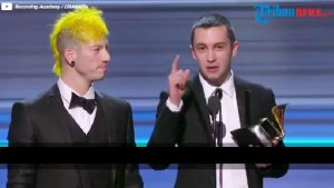 Lirik Lagu Drum Show - Twenty One Pilots: He Drives Fast Just To Feel It