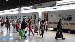 kereta-api-stasiun-senen-898.jpg