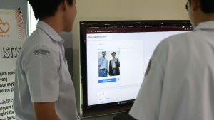 memperkenalkan-kecerdasan-buatan-ke-siswa-sma_20240610_184431.jpg