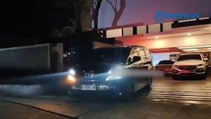 mobil-mewah-hitam-keluar-dari-rumah-Ridwan-Kamil-usai-penggeledahan-KPK-di-Bandung.jpg