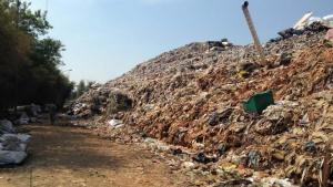 overkapasitas-sampah-cipeucang-menggunung_20150804_132918.jpg