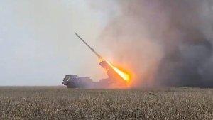 pasukan-rusia-meluncurkan-roket-ganda-ke-posisi-ukraina.jpg
