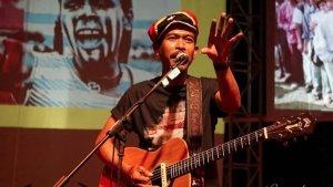 Chord Kunci Gitar Bapak - Iksan Skuter: Ada Manusia yang Paling Ingin Aku Peluk, Tapi Aku Malu