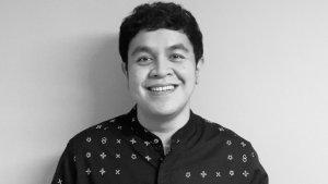 LIRIK LAGU Sewindu - Tulus: Jujur Memang Sakit Di Hati