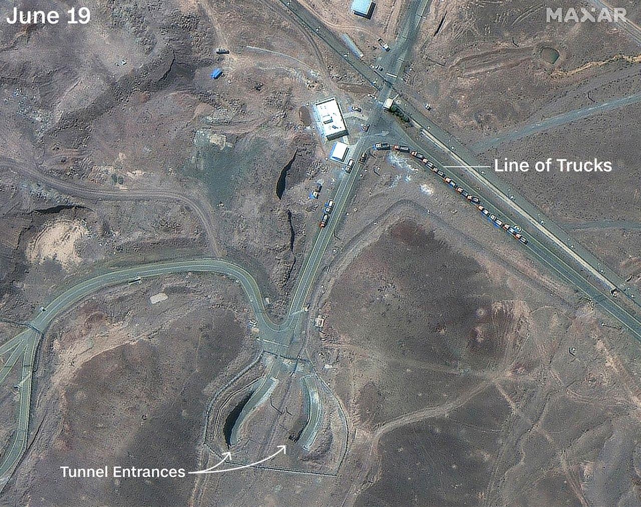 TRUK DI FORDOW. - Inilah citra satelit yang diambil pada Rabu, 19 Juni 2025, menunjukkan barisan panjang truk mendekati pintu masuk fasilitas nuklir Fordow di Iran. Aktivitas ini terjadi hanya beberapa hari sebelum serangan udara Amerika Serikat menghantam kompleks yang berada jauh di dalam lereng gunung tersebut. (Maxar Technologies via CNN)