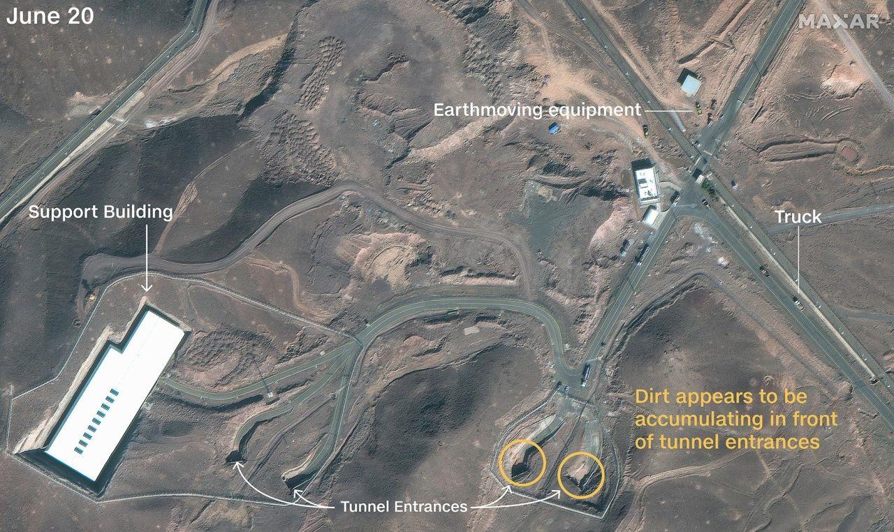 TEROWONGAN NUKLIR. Citra satelit terkini pada Kamis, 20 Juni 2025, memperlihatkan alat berat dan tumpukan tanah yang mulai menutup pintu masuk terowongan di situs nuklir Fordow. Aktivitas mencurigakan ini diduga sebagai upaya Iran memperkuat perlindungan fasilitasnya dari serangan udara. (Maxar Technologies via CNN)