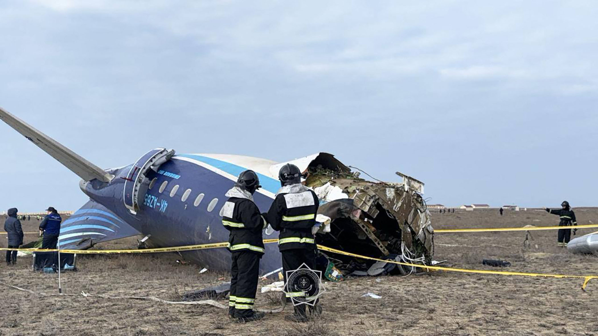 Dalam gambar selebaran yang dirilis oleh kementerian situasi darurat Kazakhstan, spesialis darurat bekerja di lokasi jatuhnya jet penumpang Azerbaijan Airlines dekat kota Aktau di Kazakh barat pada 25 Desember 2024. (Photo by Handout / Kazakhstan's emergency situations ministry / AFP)