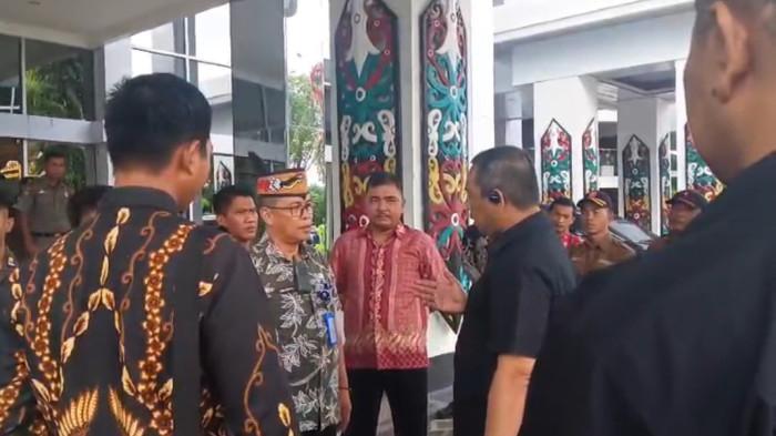 PERDEBATAN - Kabid Trantibum Satpol PP Kalteng, Eric Dovico saat menenangkan pejabat Binda Kalteng, di kantor Gubernur Kalteng, Kamis (24/7/2025).