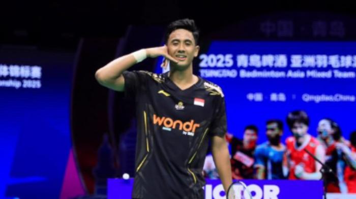 ALWI FARHAN - Foto yang didistribusikan oleh PBSI melalui laman resmi menampilkan selebrasi Alwi Farhan saat meraih kemenangan atas Panitchapon Teeraratsakul (Thailand), 21-13, 21-18, di ajang Badminton Asia Mixed Team Championship 2025 di Qingdao Conson Sports Centre, Qingdao, China, Sabtu (15/2/2025).