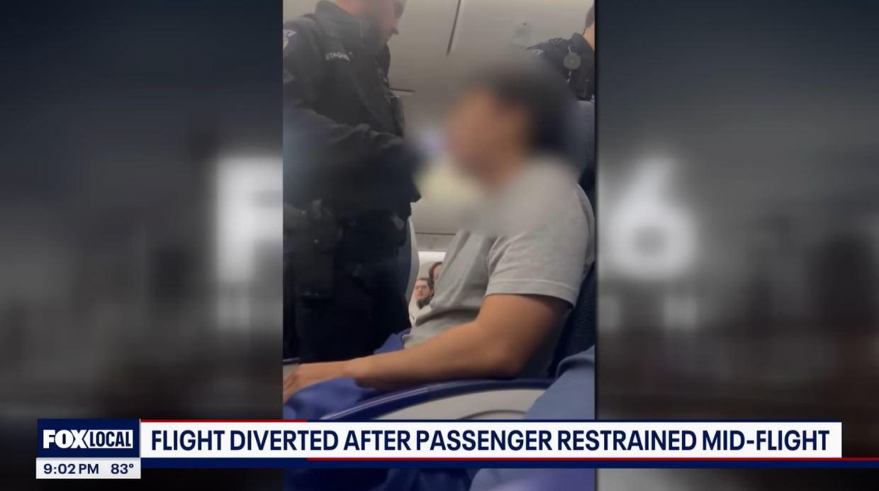 INSIDEN DI PESAWAT - Tangkap layar YouTube FOX 26 Houston 25 Mei 2025, memperlihatkan berita pesawat ANA NH114 yang dialihkan karena penumpang mencoba membuka pintu pesawat selama penerbangan.